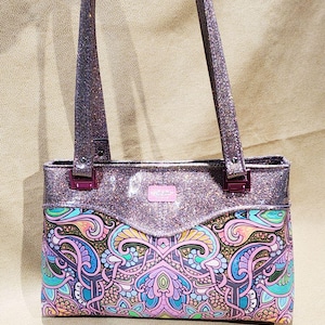 Bolso de hombro con estampado abstracto colorido hecho a mano con vinilo brillante dimensional