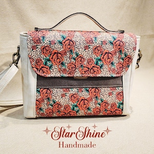 Bolso de mano de piel sintética color marfil brillante con estampado de leopardo y rosas