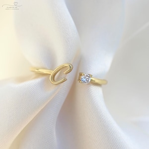 Personlig kristallinitialring • Elegant A-Ö-bokstavsring med zirkon • Anpassad namnring • Stapelbar ring • Perfekt present till henne • ByClariceCo