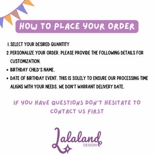 Puede incluir: Imagen con instrucciones de pedido: seleccione la cantidad, personalice con el nombre del ni&ntilde;o y la fecha del evento. El texto tambi&eacute;n indica que se ponga en contacto con ellos si tiene alguna pregunta. Logotipo de Lalaland Design.