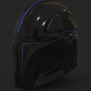 K&ouml;nnte beinhalten: Ein gl&auml;nzender schwarzer Helm mit blauen Akzentlinien. Der Helm hat eine abgerundete Oberseite und einen Visierbereich mit einer markanten Form. Das Design deutet auf ein futuristisches oder Science-Fiction-Thema hin, m&ouml;glicherweise f&uuml;r Cosplay oder Ausstellungen.