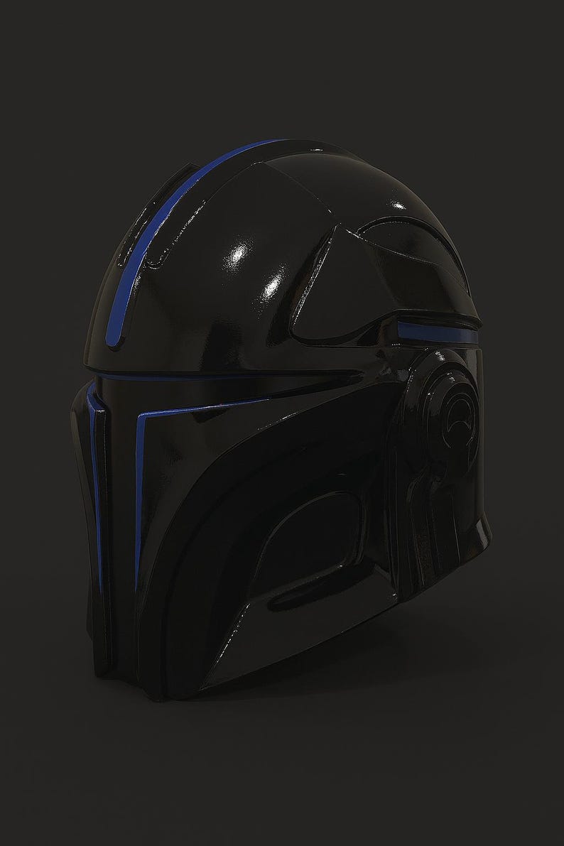 K&ouml;nnte beinhalten: Ein gl&auml;nzender schwarzer Helm mit blauen Akzentlinien. Der Helm hat eine abgerundete Oberseite und einen Visierbereich mit einer markanten Form. Das Design deutet auf ein futuristisches oder Science-Fiction-Thema hin, m&ouml;glicherweise f&uuml;r Cosplay oder Ausstellungen.