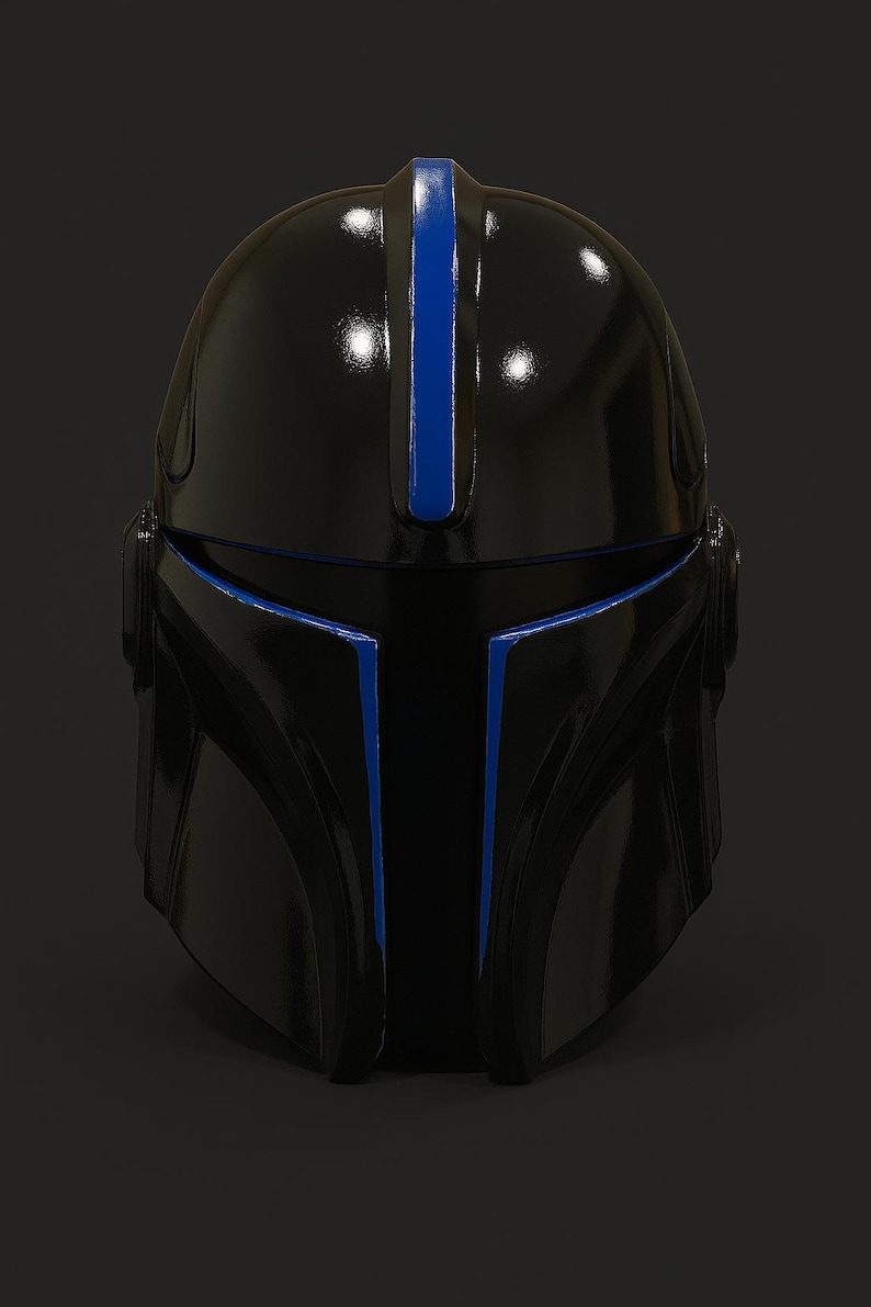 K&ouml;nnte beinhalten: Ein gl&auml;nzender schwarzer Helm mit blauen Akzenten. Der Helm hat einen zentralen blauen Streifen und blaue Verzierungen um den Visierbereich. Das Design ist elegant und futuristisch, mit einem polierten Finish.