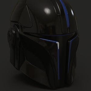 K&ouml;nnte beinhalten: Ein gl&auml;nzender, schwarzer Helm mit blauen Akzenten. Der Helm hat ein stromlinienf&ouml;rmiges Design mit einem markanten Visier und einem vertikalen blauen Streifen in der Mitte. Die Kanten sind blau umrandet.
