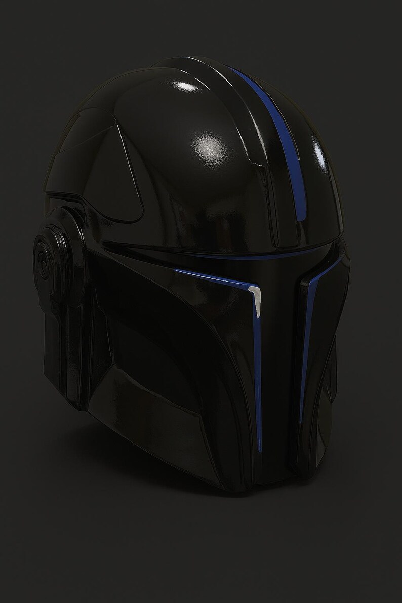 K&ouml;nnte beinhalten: Ein gl&auml;nzender, schwarzer Helm mit blauen Akzenten. Der Helm hat ein stromlinienf&ouml;rmiges Design mit einem markanten Visier und einem vertikalen blauen Streifen in der Mitte. Die Kanten sind blau umrandet.