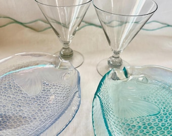 Ensemble d'assiettes de service vintage en verre irisé, turquoise et poisson transparent, paire de décorations côtières