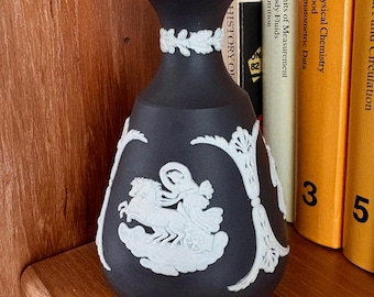 Vase Wedgwood en jaspe noir, figures classiques en relief blanc, fabriqué en Angleterre
