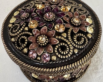 Boîte à bijoux florale en métal, strass et émail, boîte à bijoux ornée de violet et d'or, décoration de vanité