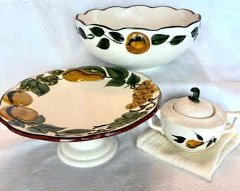 Service de fruits sculptés Stangl : support à gâteau en poterie américaine peinte à la main, bol, sucrier