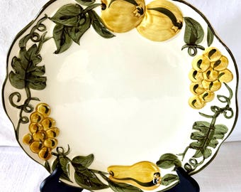Assiette de service sculptée avec bordure verte aux fruits Stangl, peinte à la main vintage aux Etats-Unis