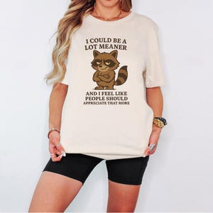 Maglietta divertente con procione - Maglietta con procione che sorride sarcasticamente - Maglietta "Potrei essere più cattivo" - Maglietta con grafica di animali impertinenti - Regalo per gli amanti dei procioni