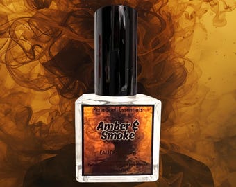 Fragancia de ámbar y humo: rodajas de jengibre, vetiver ahumado, clavo especiado, ámbar negro, jazmín y rosa, madera de cedro, bergamota, hojas de pachulí.