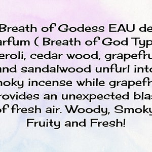Op de afbeelding: Tekst op een lichtpaarse en blauwe achtergrond: "Breath of Godess EAU de Parfum (Breath of God Type) Neroli, cederhout, grapefruit en sandelhout ontvouwen zich tot rokerige wierook, terwijl grapefruit een onverwachte uitbarsting van frisse lucht geeft. Houtachtig, rokerig, fruitig en fris!"