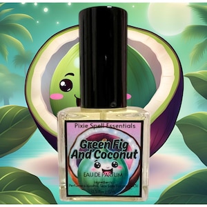 Puede incluir: Un frasco de perfume de vidrio transparente con una tapa negra, etiquetado como "Green Fig And Coconut Eau De Parfum". La etiqueta presenta un diseño de aguacate de dibujos animados. El fondo incluye un aguacate de dibujos animados, palmeras y hojas tropicales.