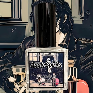 Puede incluir: Un frasco de perfume de vidrio transparente con tapa negra. La etiqueta dice "Apple Spirits Eau de Parfum" con un gráfico de una persona. El frasco es de 15 ml. El fondo es una ilustración oscura de una persona y un vaso.
