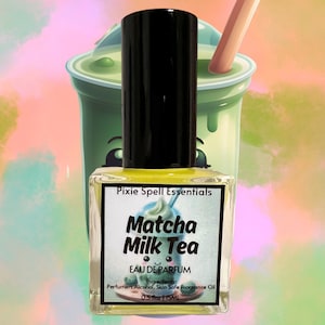 Puede incluir: Un pequeño frasco de vidrio de Eau de Parfum Matcha Milk Tea de Pixie Spell Essentials. El frasco es amarillo con letras negras y una ilustración verde y blanca de una bebida de té con leche matcha. El frasco contiene 15 ml de fragancia.