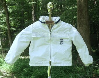 Cortavientos blanco vintage de los 90 para niños pequeños.