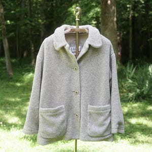 Kurtka polarowa IZZI  w stylu vintage z lat 90. w kolorze beżowym z zapięciem na guziki z przodu