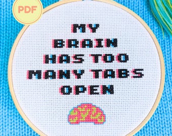 Divertente schema a punto croce con cui identificarsi: il mio cervello ha troppe schede aperte, umorismo sull'ADHD, semplice font retrò con glitch