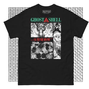 Może przedstawiać: Czarny T-shirt z białym nadrukiem graficznym postaci z anime "Ghost in the Shell". Tekst "Ghost in the Shell" jest nadrukowany na zielono nad grafiką. Tekst "攻殻機動隊" jest nadrukowany na czerwono pod grafiką.
