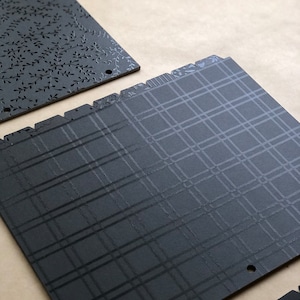 Impresionante diseño floral texturizado Noir UV. Tamaño carta (9 x 11 pulgadas). Juegos de divisores (9 divisores por juego). Perfecto para planificador/carpeta de 3 anillos.