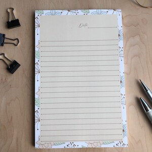 Bonito | Floral | Padrão | Bege claro | Pastéis | Bloco de notas | Papelaria | Escritório | Notas | Presente | Escrever | Lista | carta | 5,5x8,5