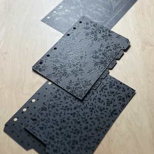Conjunto de divisórias laterais com abas superiores e inferiores com design floral texturizado UV Noir, tamanho A6 (10 divisórias por conjunto)