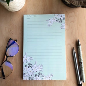 Verde menta | Primavera | Flores brancas | Bloco de notas | Pastéis | Floral | Papelaria | Escritório | Notas | Presente | Escrever | Lista | carta | 5,5x8,5