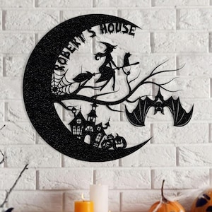 Decorazione murale in metallo personalizzata con strega su manico di scopa: decorazione lunare di Halloween