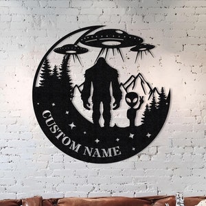 Bigfoot Metal Wall Art Bigfoot And Alien Wall Decor,Bigfoot Metal Art Bigfoot UFO Sign,Housewarming Gift,Bigfoot UFO Decor,Unique Alien Gift