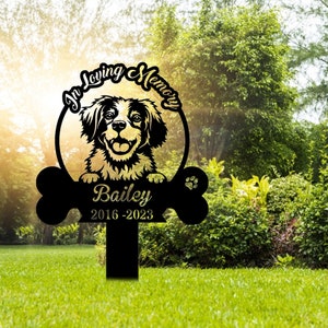 Può includere: Paletto da giardino commemorativo in metallo nero con una silhouette di cane, un osso, un'impronta di zampa e il testo "In loving memory Bailey 2016-2023".