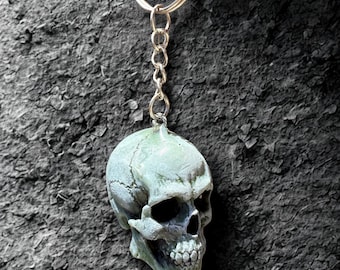 3D Printed Hand-Painted Skull Keychain – Gothic Resin Keyring – Unique Skull Gift for Men & Women – Handmade Dark Aesthetic Accessory