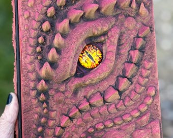 Diario de dragón 3D hecho a mano: cuaderno de fantasía con cubiertas impresas en 3D y pintadas a mano: regalo único para escritores, artistas y amantes de los dragones