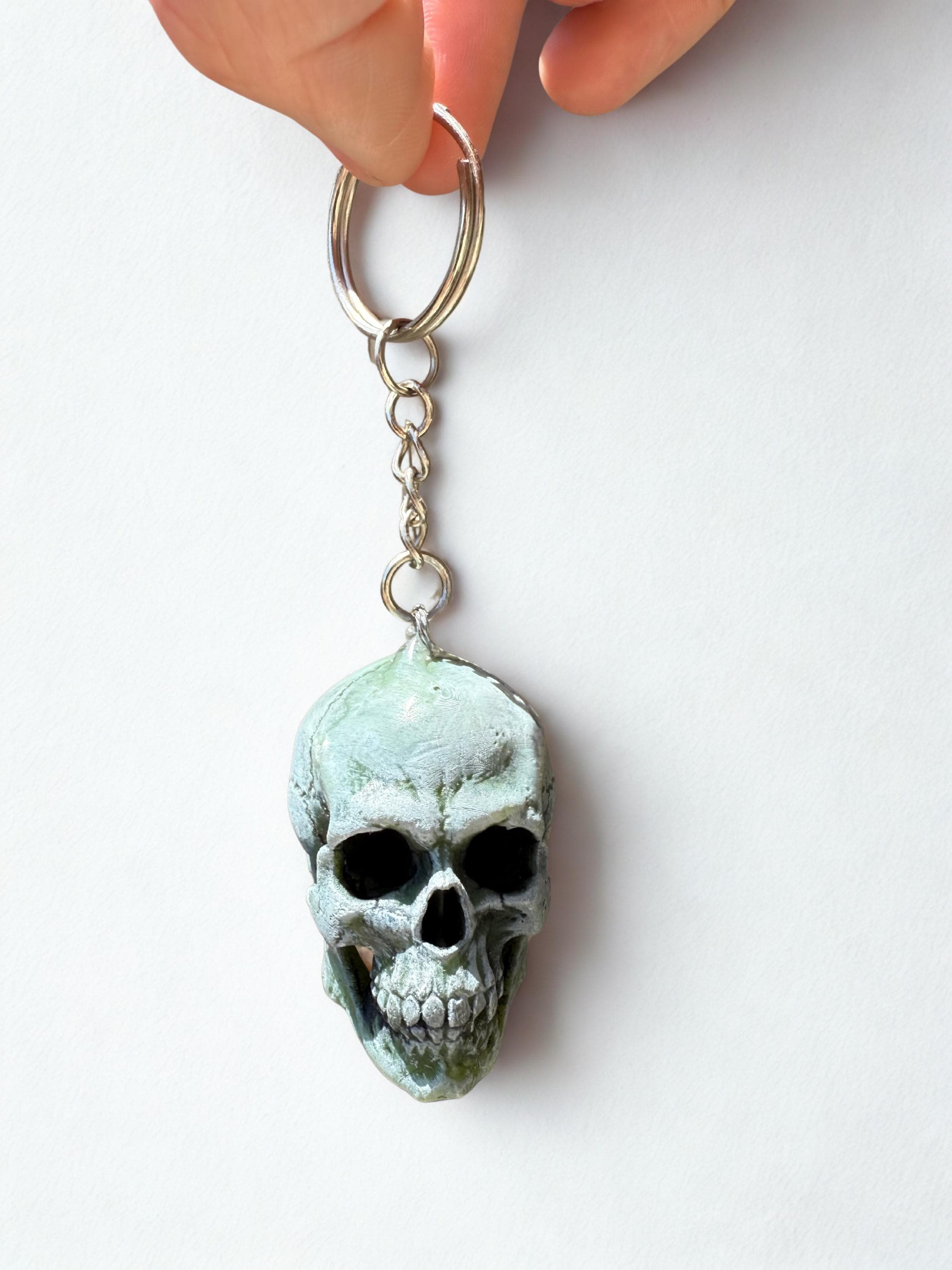 3D Printed Hand-painted Skull Keychain – Gothic Resin Keyring