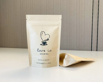 Peut inclure: Un sac en papier brun avec une fermeture à glissière. Le sac porte un logo qui dit "love is brewing" avec un cœur et une tasse à café. Le sac porte également le texte "Alicia & Jason" et "November 11, 20XX".
