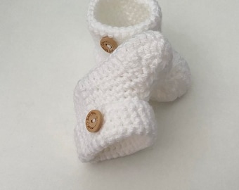 White cuffed Baby booties with button detail. 0-3 /3-6 /6-12 months.crochet baby boots.White booties.