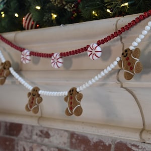 Dubbele strengen houten kraalslinger: handgemaakte kerstdecor van peperkoek en pepermunt.