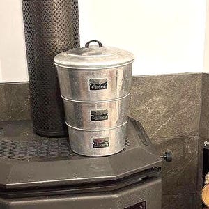 Vintage stapelbare toren van aluminium voor cakes, scones en koekjes, Australië, circa 1940