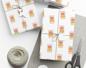 Puede incluir: Papel de regalo blanco con un patrón repetido de cajas de pasta rojas y amarillas. El texto "PASTA" está impreso en cada caja.