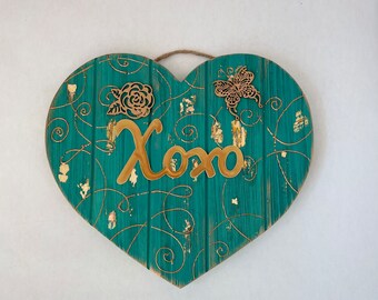 Front door decor, xoxo heart-shaped pallet, rustic heart, love confession hanging, outdoor hanger, valentines green plaque, love sign