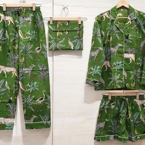 Peut inclure: Ensemble de pyjama vert avec un imprimé animalier de la jungle, comprenant un pantalon, une chemise boutonnée à manches longues et un short. L'imprimé présente des zèbres, des léopards, des oiseaux et des plantes tropicales. Une pochette assortie est également incluse.