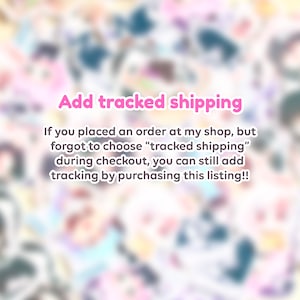Op de afbeelding: Tekst op een wazige achtergrond die luidt: "Voeg verzending met tracking toe. Als je een bestelling in mijn winkel hebt geplaatst, maar vergeten bent om "verzending met tracking" te kiezen tijdens het afrekenen, kun je tracking nog steeds toevoegen door deze vermelding te kopen!!"