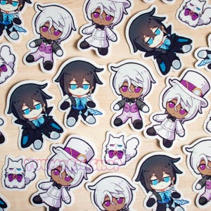 Op de afbeelding: Een verzameling stickers met anime-achtige personages in verschillende outfits. De personages hebben een donkere huid, wit of zwart haar en dragen pakken, vesten en vlinderdassen. Sommige personages dragen hoge hoeden. Een paar stickers tonen een witte kat met een paarse strik.