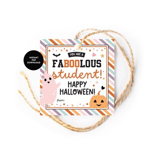 Puede incluir: Una etiqueta de regalo de Halloween colorida con un fantasma rosa y una calabaza. La etiqueta dice "You are a FABULOUS student! Happy Halloween!"