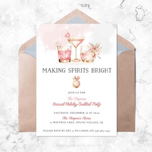 Puede incluir: Una invitación acuarela rosa y blanca con un tema festivo de cócteles navideños. La invitación dice "Making Spirits Bright" e incluye detalles para "The Hapere Annual Holiday Cocktail Party".