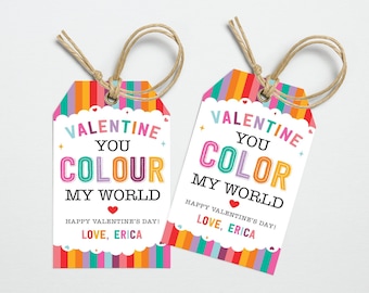 Puede incluir: Dos etiquetas de regalo coloridas para el Día de San Valentín con rayas de arcoíris. El texto dice "Valentine You Color My World" con un corazón rojo. La parte inferior de la etiqueta dice "¡Feliz Día de San Valentín! Con cariño, Erica".
