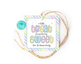 Puede incluir: Una etiqueta de regalo a rayas pastel con el texto "a little treat for something sweet" y "From, The Thomson Family".