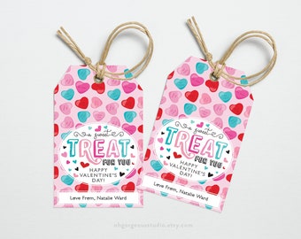 Op de afbeelding: Twee roze Valentijnsdag-cadeautje-labels met een snoephart-patroon. De labels hebben een witte ovale vorm met de tekst "So sweet treat for you. Happy Valentine's Day! Love from, Natalie Ward".