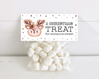 Könnte beinhalten: Eine weiße Geschenktüte mit einer roten und weißen Rentier-Illustration und dem Text "A Christmas Treat for someone sweet". Die Tüte ist mit weißen Marshmallows gefüllt.
