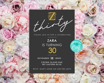 Può includere: Un invito di compleanno nero e dorato con sfondo floreale. L'invito recita "thirty" in scrittura dorata con una lettera "Z" stilizzata nell'angolo. Il testo recita "Unisciti a noi per una celebrazione! Zara compie 30 anni. 18 novembre, 18:00. Crown Island Bar, 987 Eastern Blvd. RSVP: Mary-Anne al 558-985-6875. CHGORGEOUSSTUDIO.ETSY.COM".
